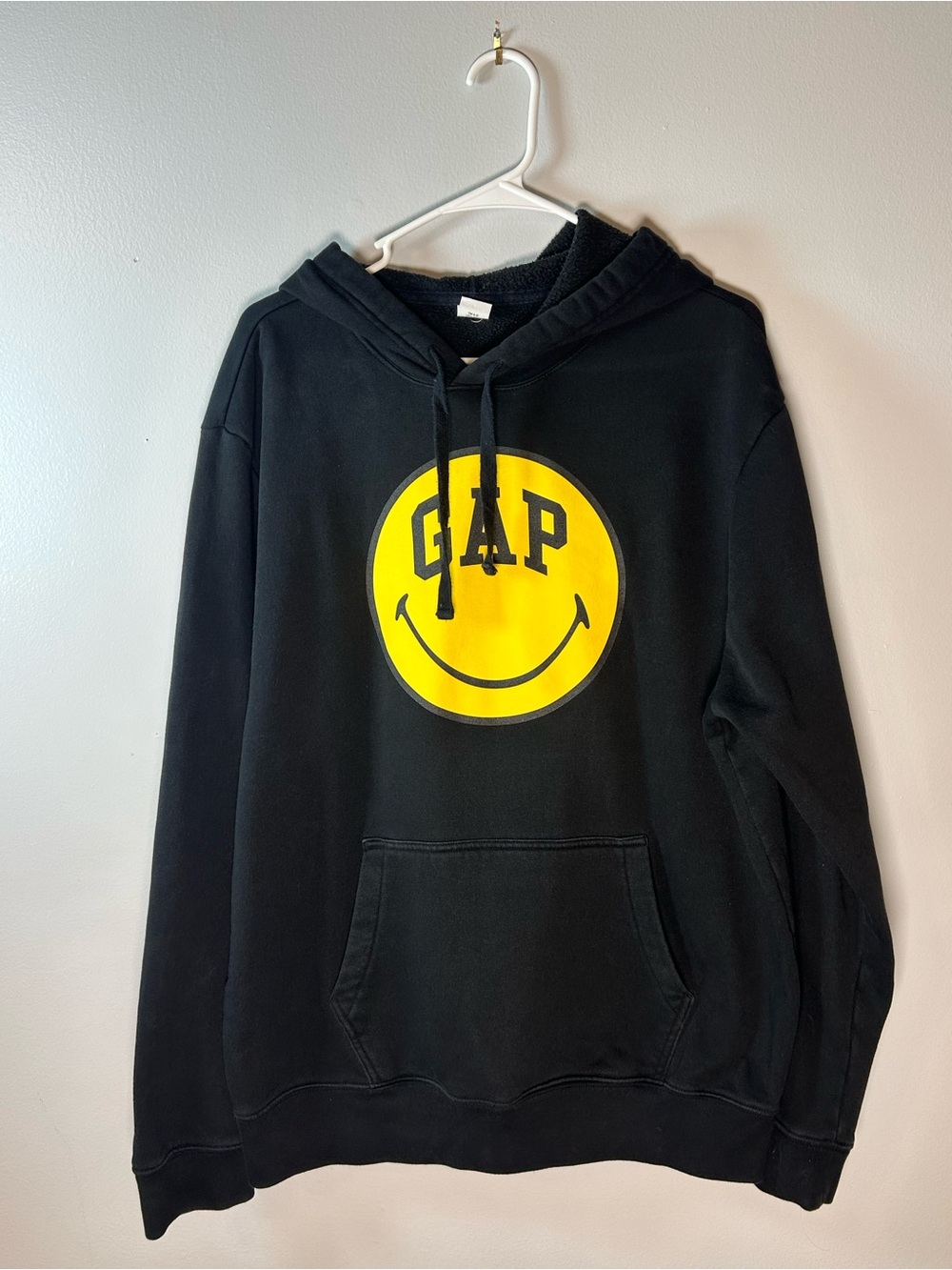 GAP Black Crewneck Hoodie with Yellow Smiley Logo Size Large Comfy Soft